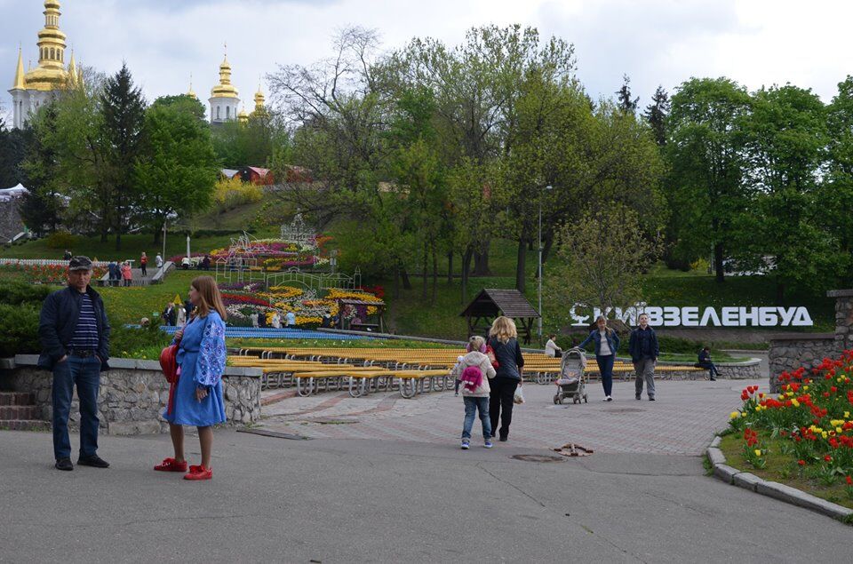 В Киеве открылась большая выставка тюльпанов: фоторепортаж 