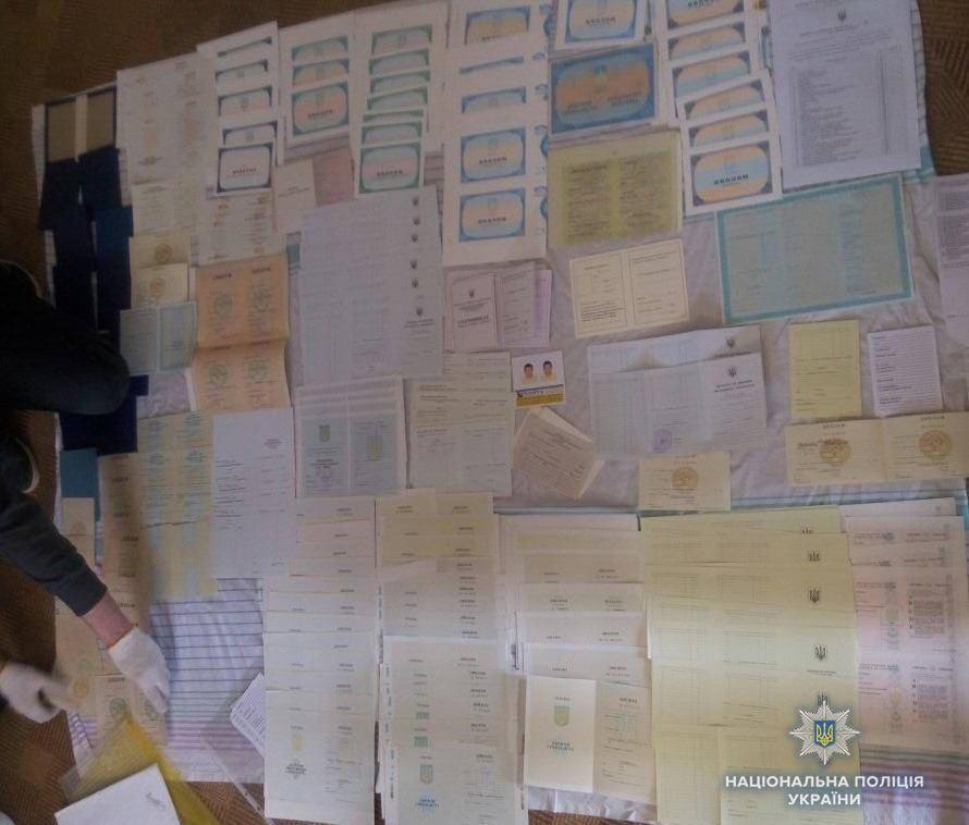 Паспорти, дипломи та права: в Києві накрили масштабну аферу
