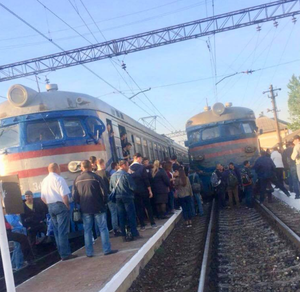Во Львове сотни разъяренных пассажиров заблокировали электричку и выдвинули требование