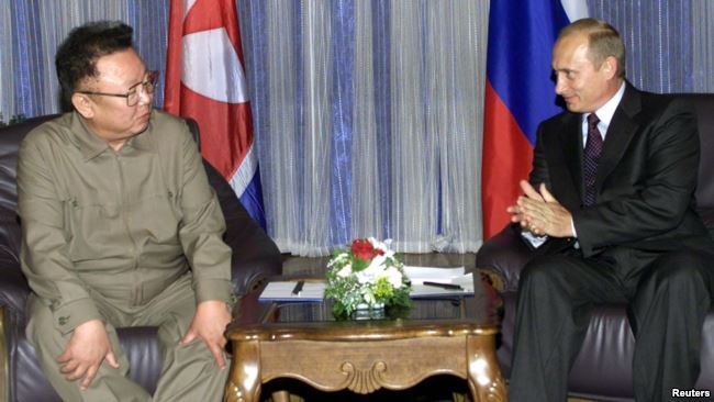 Керівники Північної Кореї і Росії, Кім Чен Ин та Володимир Путін (праворуч) під час зустрічі у Владивостоці, 23 серпня 2002 року