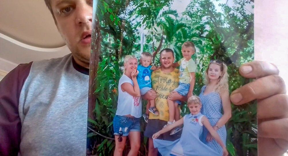 Потерявший в пожаре семью Востриков засветился на неоднозначном фото