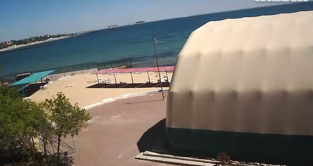 "Натовпи" туристів: в мережі висміяли порожні пляжі Криму