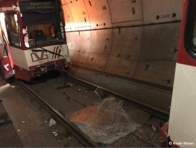 В Германии столкнулись поезда метро: десятки раненых