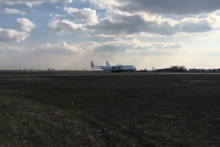 Під Києвом запустили найбільший літак у світі: видовищне відео