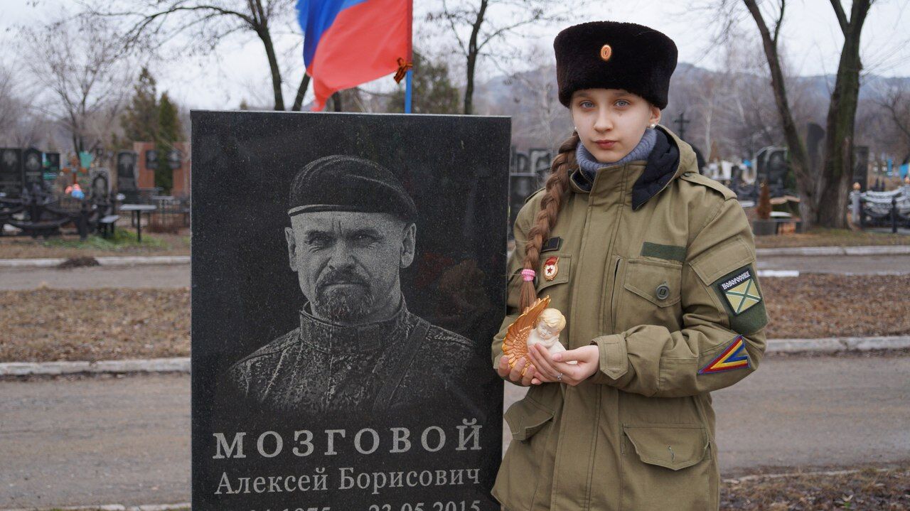 "Доця" вернулась: в "ЛНР" снова показали юную фанатку террористов