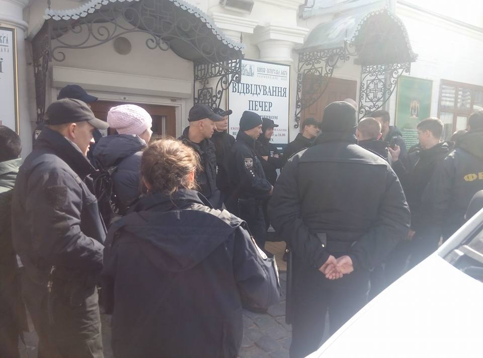 Искали сепаратистов: в Киеве националисты нагрянули с "экскурсией" в Лавру