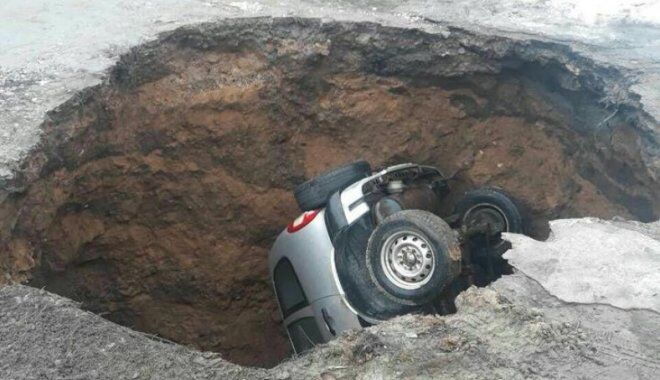 В Харькове автомобиль "нырнул" в ловушку: опубликовано фото