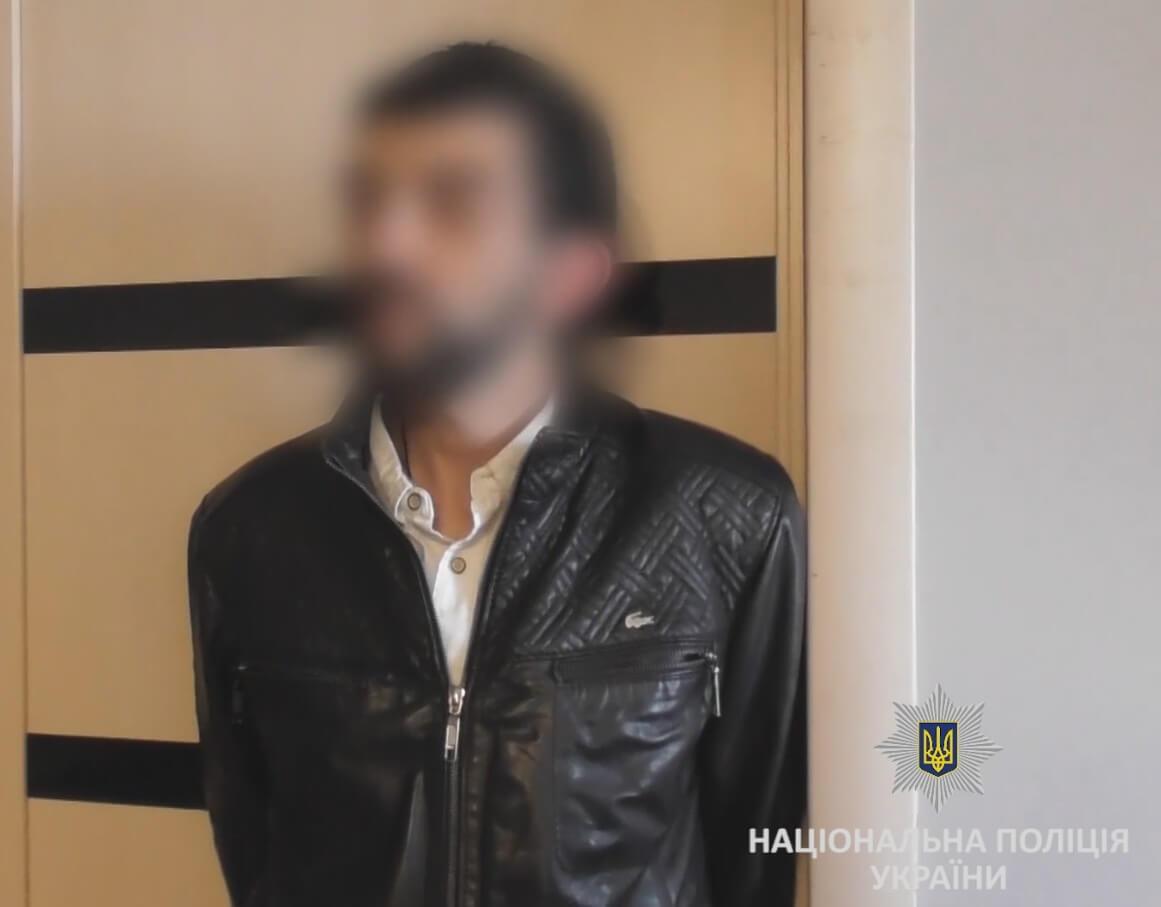 Грабували іноземців: у Києві затримали псевдополійцейських
