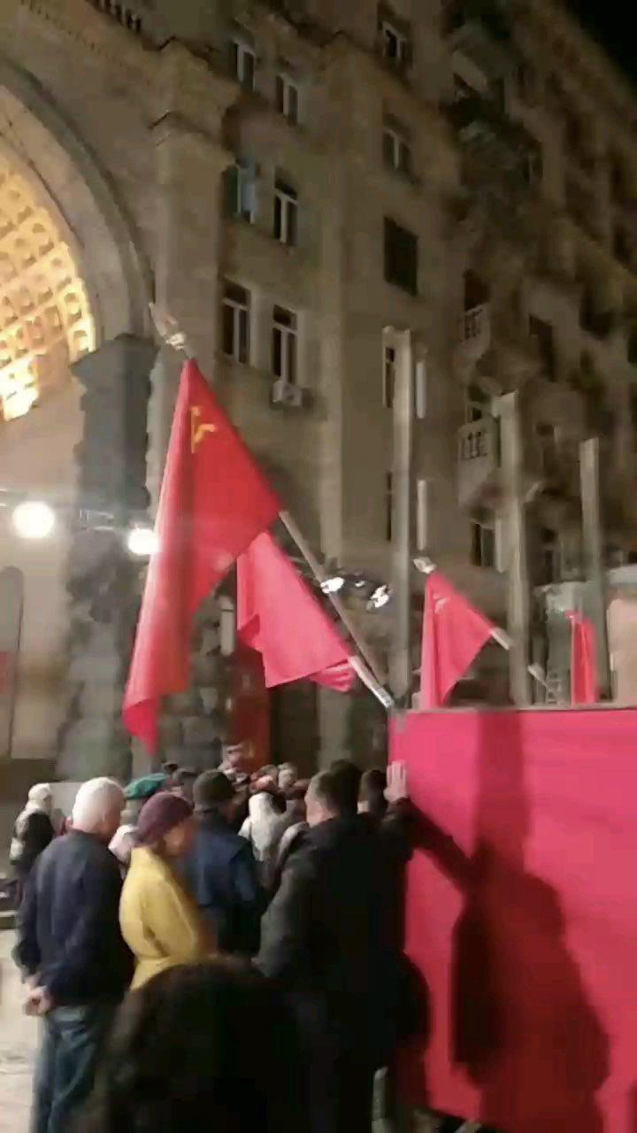 Червоні прапори в центрі Києва