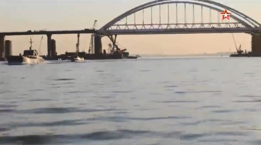 Оккупанты устроили новое "шоу" на Крымском мосту: появилось видео