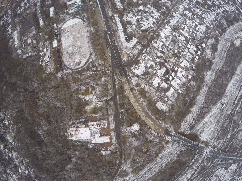 Поле бою: у мережі показали знакове фото Донецька з висоти пташиного польоту