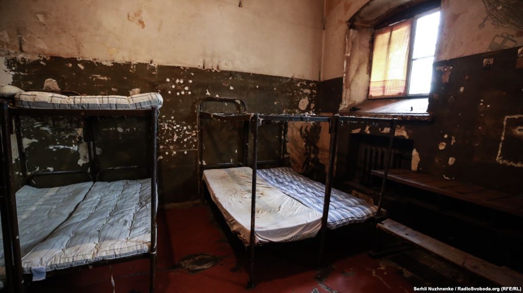 У Київському СІЗО ув'язнені сплять по черзі: з'явилися моторошні фото