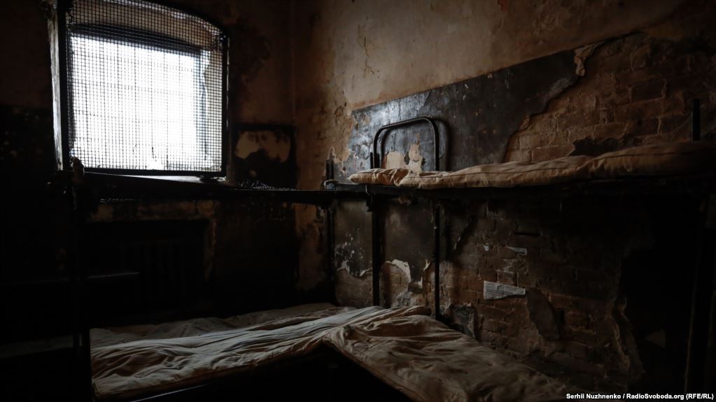 У Київському СІЗО ув'язнені сплять по черзі: з'явилися моторошні фото