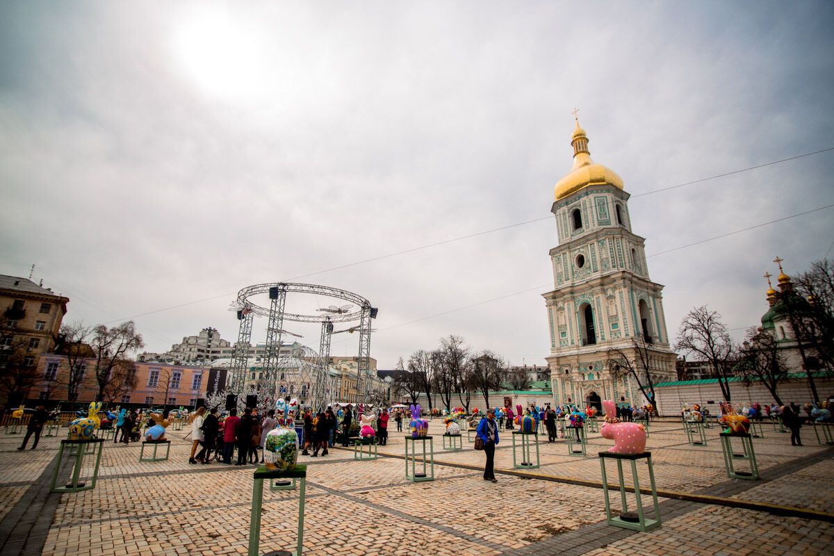 На Софійській з'явилися гігантські писанки і зайчики