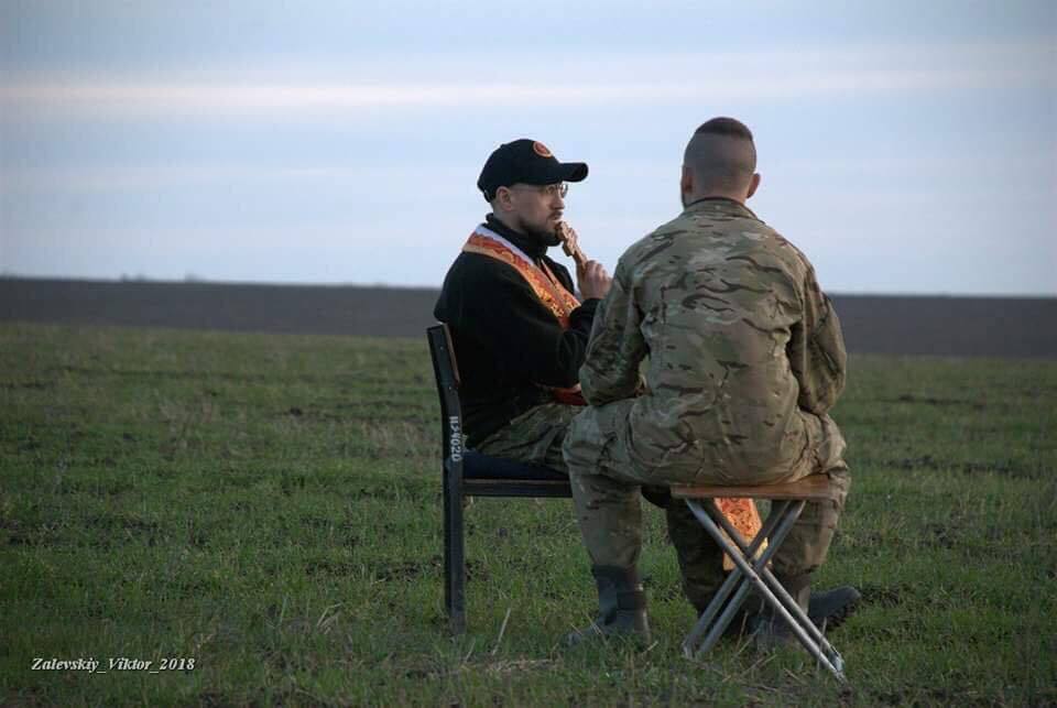 Як проходить сповідь бійців АТО на передовій: сильні фото