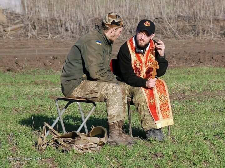 Як проходить сповідь бійців АТО на передовій: сильні фото