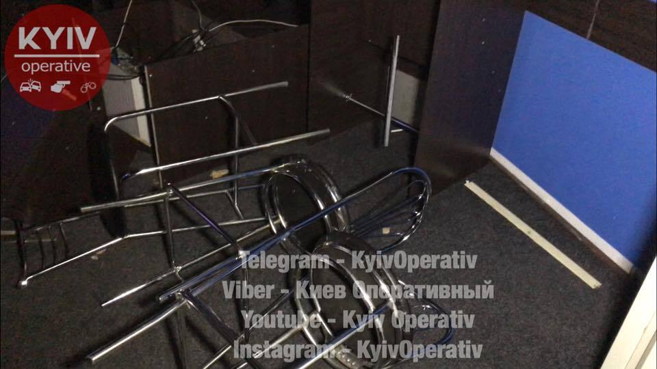 В Киеве люди в камуфляже нагло ограбили игорное заведение: опубликовано фото и видео
