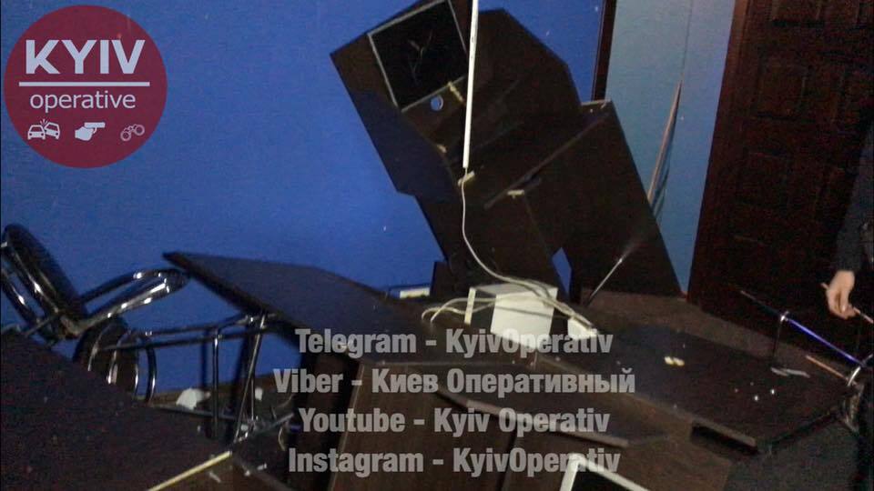 У Києві люди в камуфляжі нахабно пограбували гральний заклад: опубліковано фото і відео