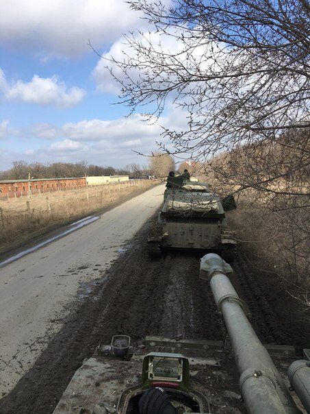 Военная техника и солдаты Путина подобрались к Украине: появились фото