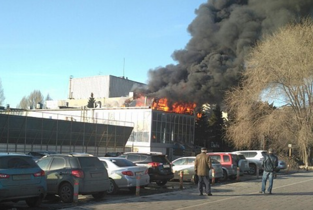 В России возле ТРЦ вспыхнул новый масштабный пожар: появилось видео