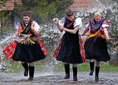 В Україні святкують Поливаний понеділок: у чому суть