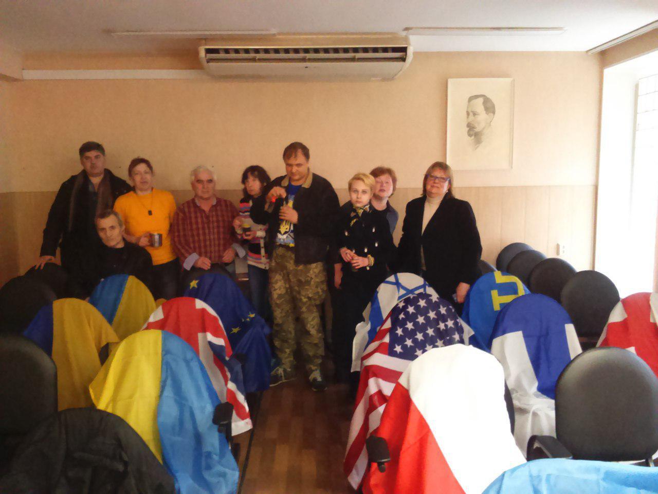 В Питере задержали протестующих с флагом Украины