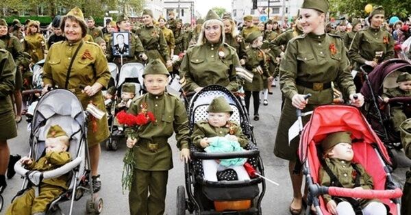Мамы с детьми в День Победы