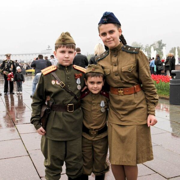 Дети в военной форме на День Победы