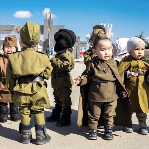 Маленькие дети в военной форме на День Победы