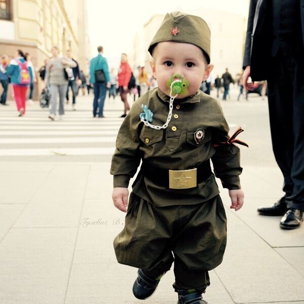 Маленький ребёнок в форме на День Победы