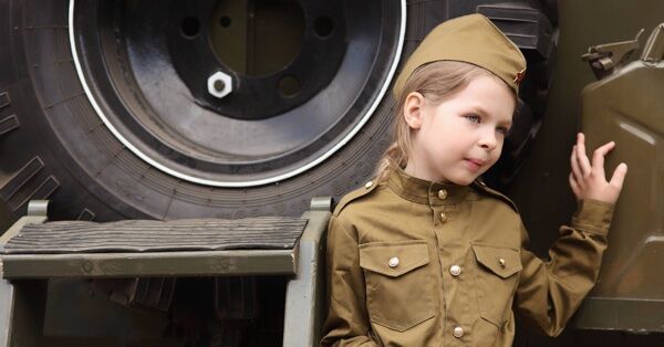Девочка в военной форме на День Победы