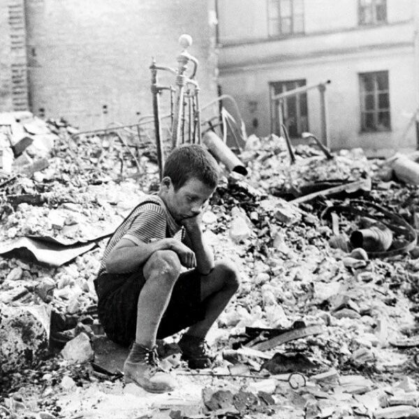 Польский мальчик на руинах в Варшаве.