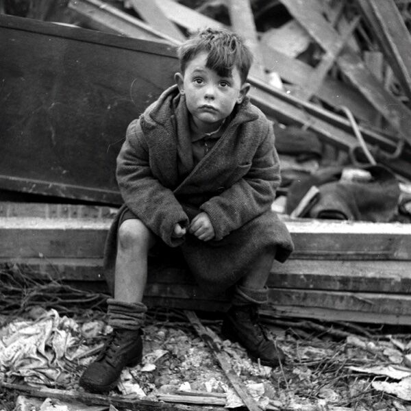 Лондонский мальчик на развалинах своего дома, где погибли его родители после попадания немецкой ракеты Фау-2 