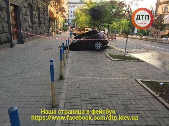 В Киеве элитное авто провалилось под землю: опубликованы фото