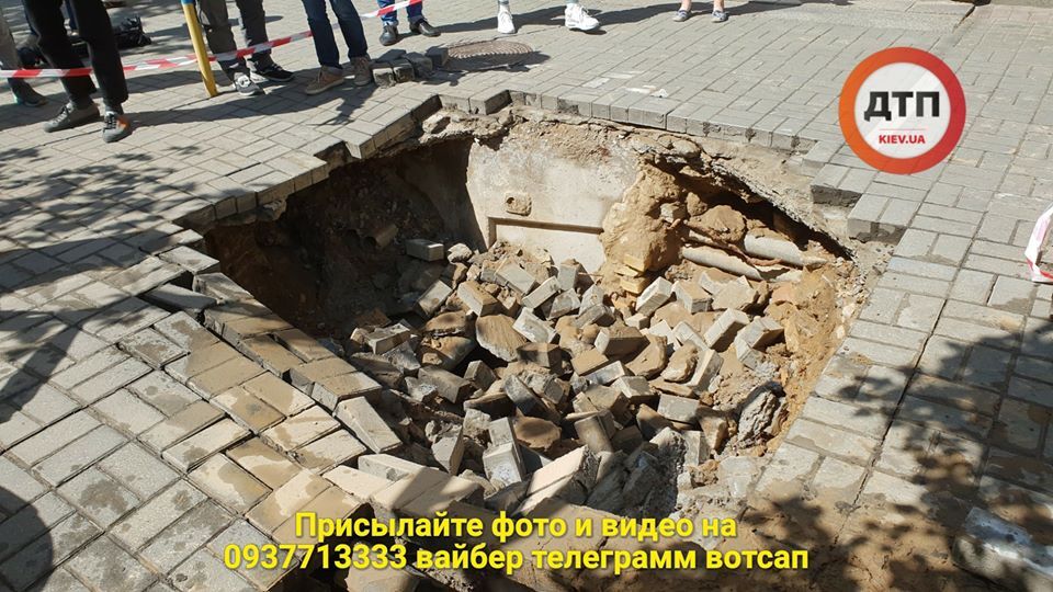 У Києві елітне авто провалилося під землю: опубліковані фото