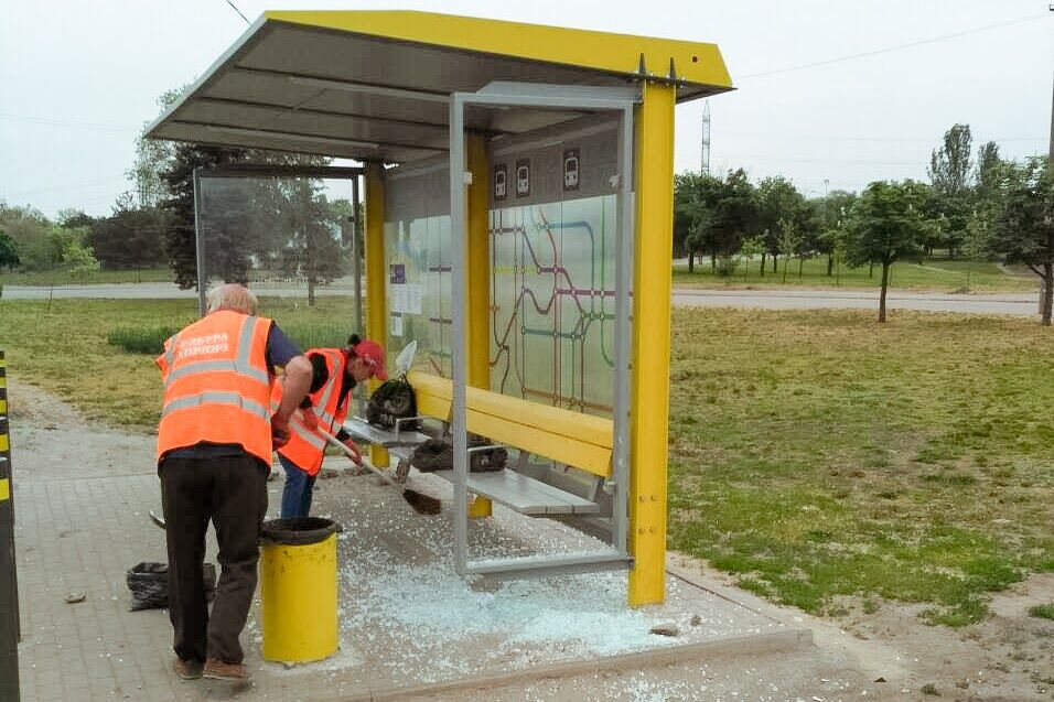 У Дніпрі зловмисники розбили зупинку: що їм загрожує