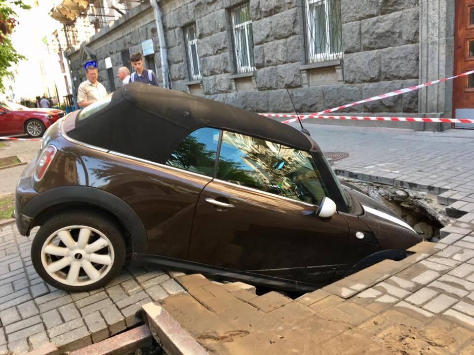 В Киеве элитное авто провалилось под землю: опубликованы фото