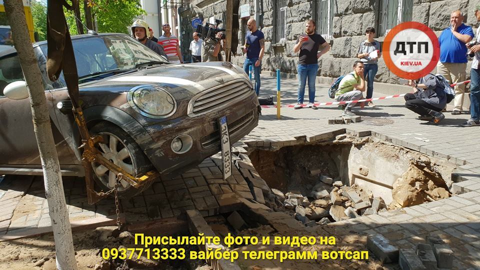 В Киеве элитное авто провалилось под землю: опубликованы фото