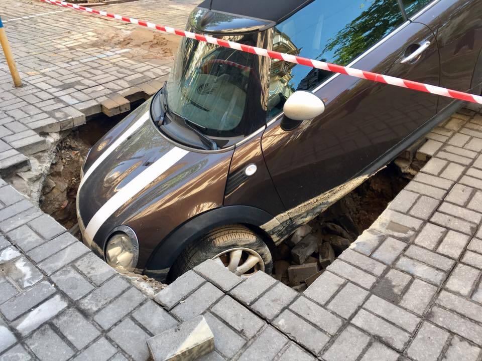 У Києві елітне авто провалилося під землю: опубліковані фото