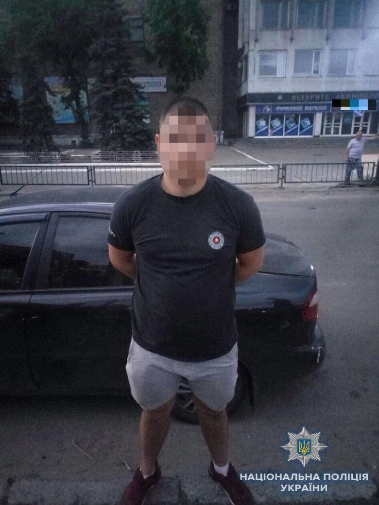Битою по голові: в Києві побили поліцейського за зауваження