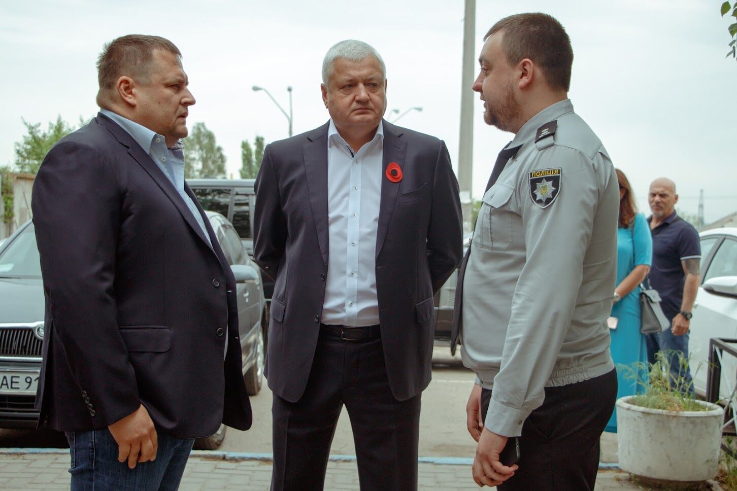 У Дніпрі зловмисники розбили зупинку: що їм загрожує