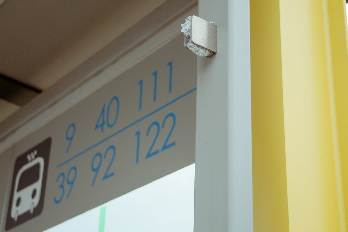 У Дніпрі зловмисники розбили зупинку: що їм загрожує