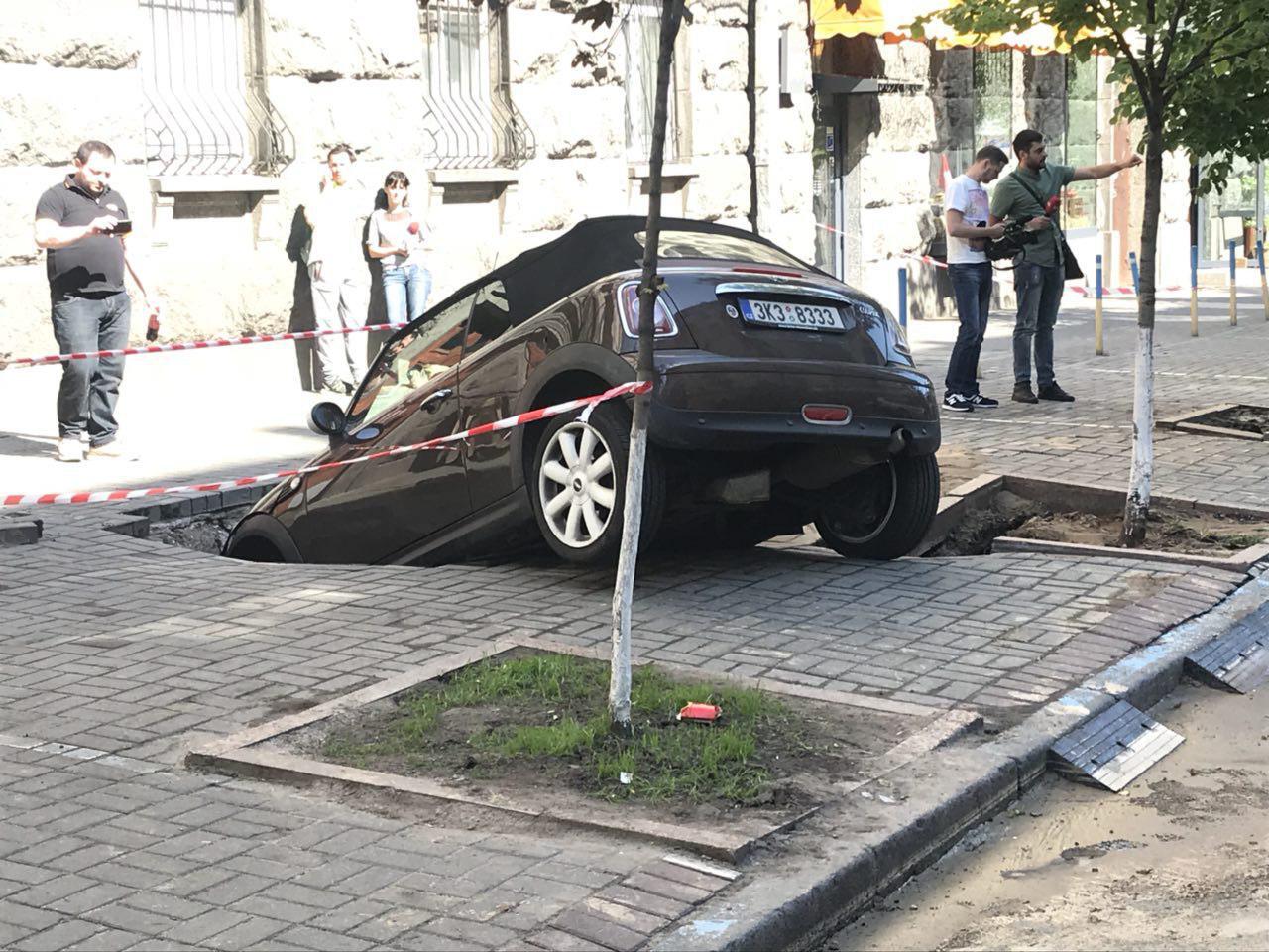 У Києві елітне авто провалилося під землю: опубліковані фото