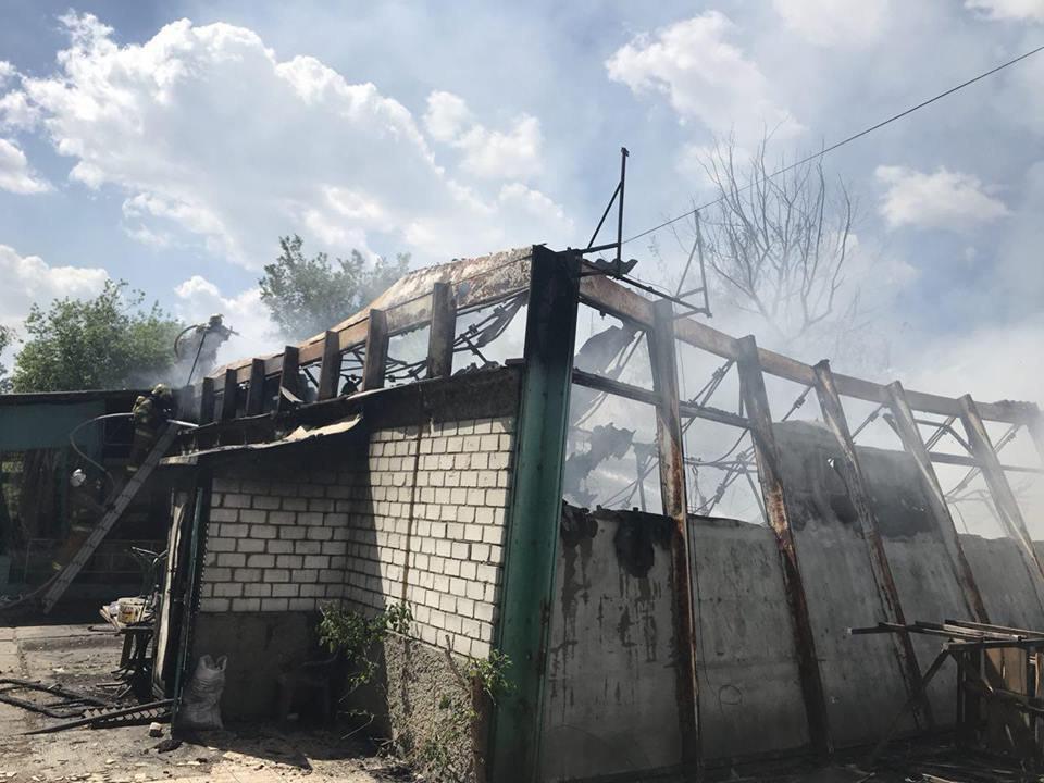  В Киеве вспыхнул масштабный пожар: опубликованы фото