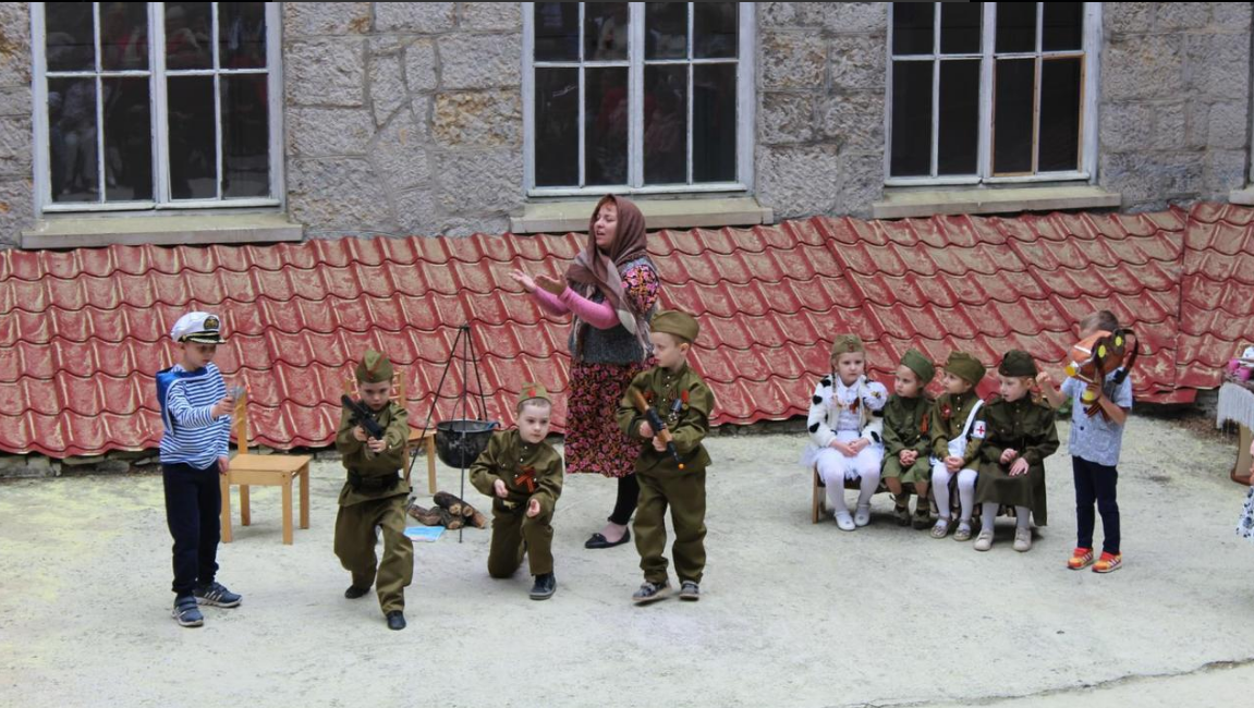 В Крыму детей "превратили" в советских солдат