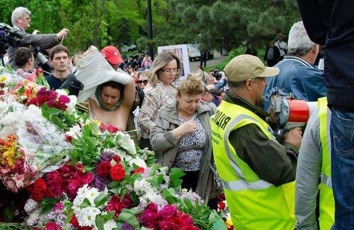 В Одесі влаштували стриптиз біля пам'ятника Невідомому матросу