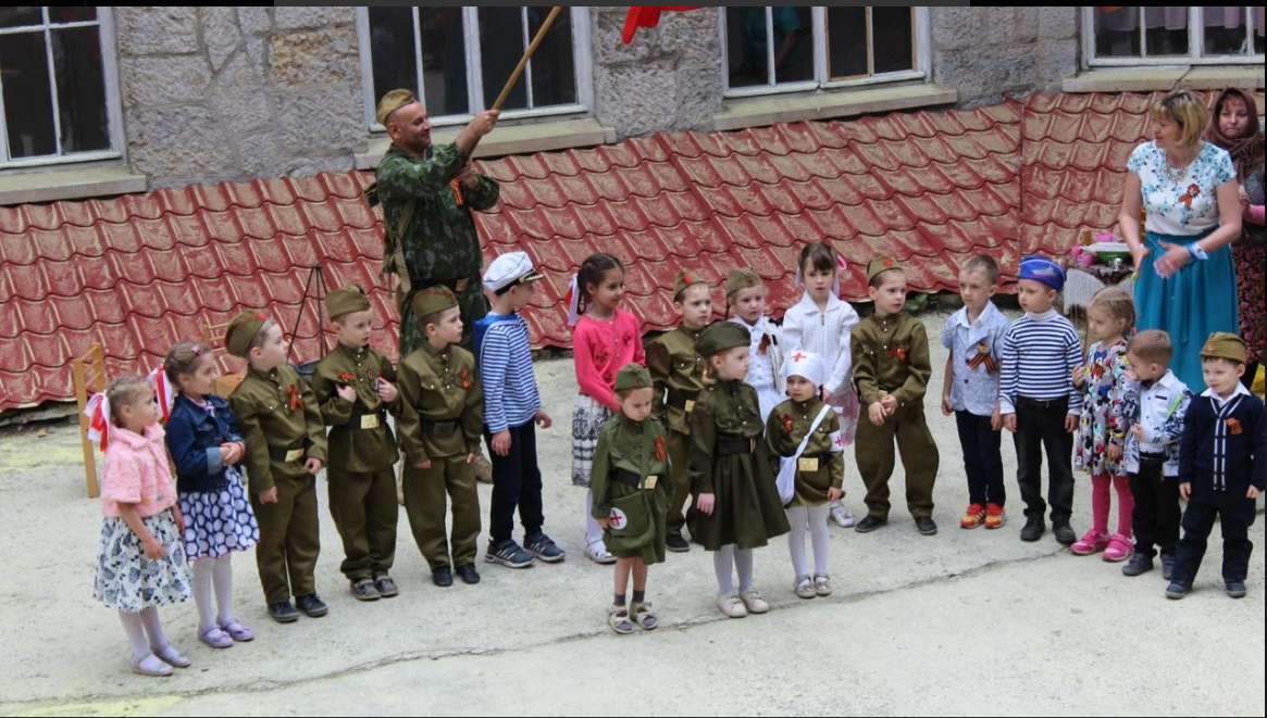 В Крыму детей "превратили" в советских солдат