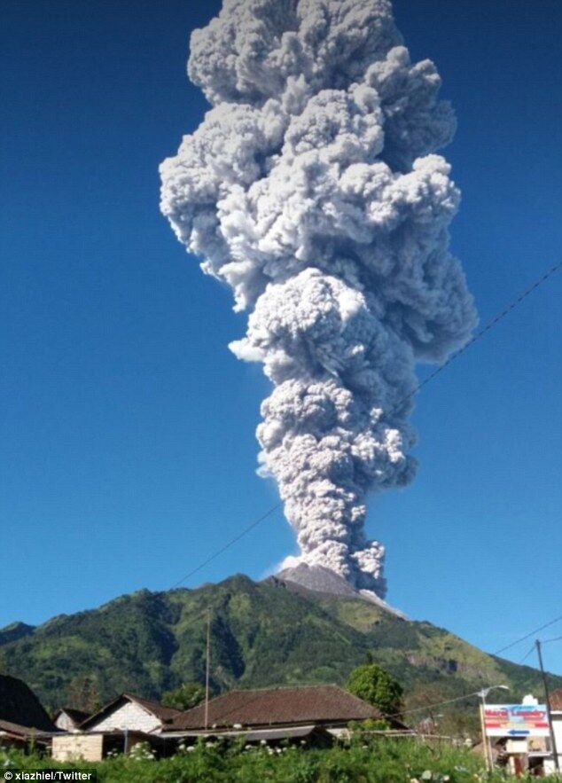 Хаос і скасування польотів: в Індонезії почав виверження потужний вулкан