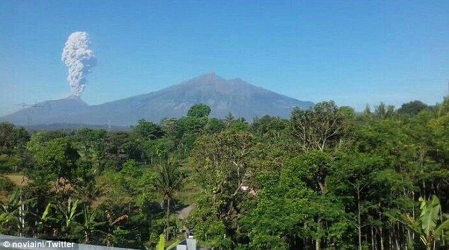 Хаос і скасування польотів: в Індонезії почав виверження потужний вулкан