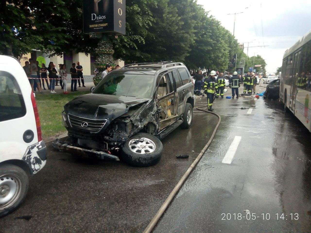 Спасатели рассказали, как ликвидировали последствия ДТП с Lexus в Запорожье (ФОТО)
